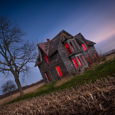 Дом с красными окнами