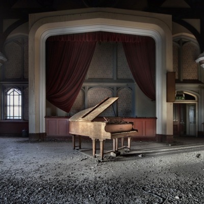 пианино в старинном здании