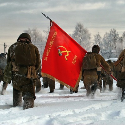 Солдаты с красным знаменем