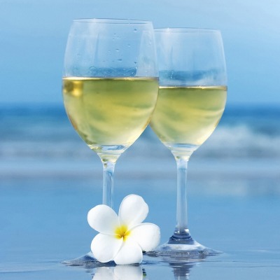 белое вино бокалы у моря