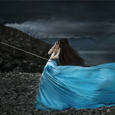 девушка брюнетка синее платье природа