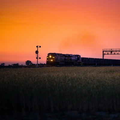 поезд горизонт поле на закате