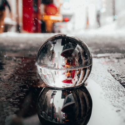 шар стеклянный преломление улица дождь