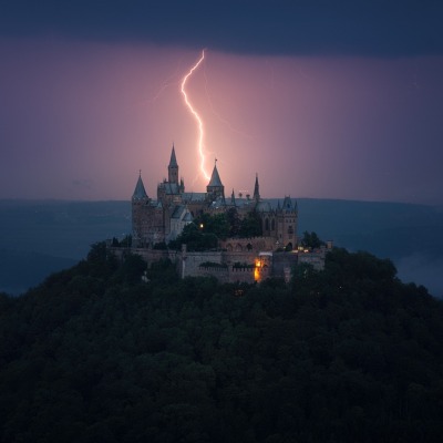 германия замок пейзаж на холме на горе молния