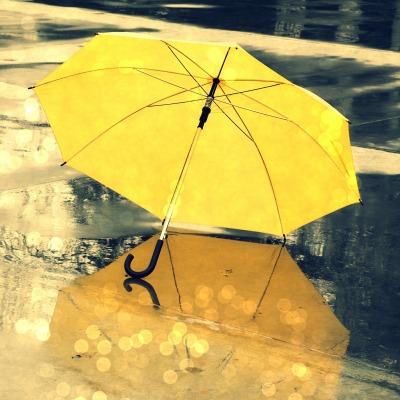 Зонт желтый лужи 