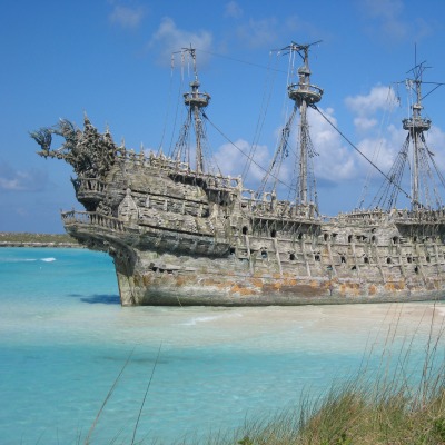 Старинный корабль на мели