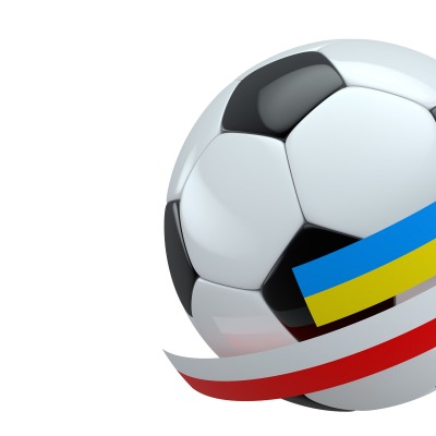 Флаги польши и украины вокруг мяча
