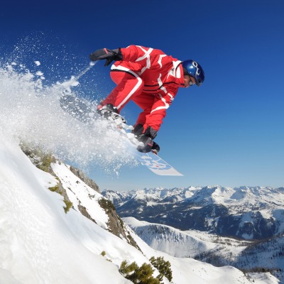сноубордист в прыжке