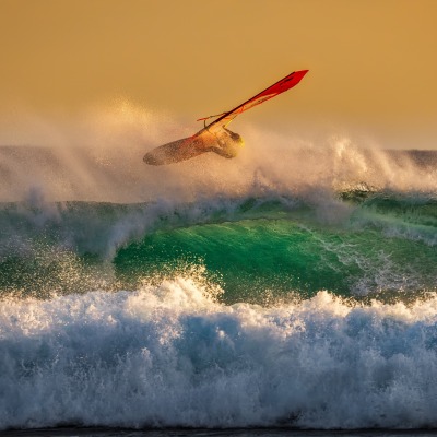 серфинг парусник волны брызги на рассвете