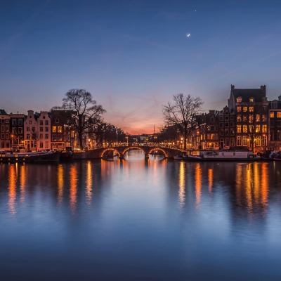 канал город огни мост дома луна нидерланды вечер после заката небо
