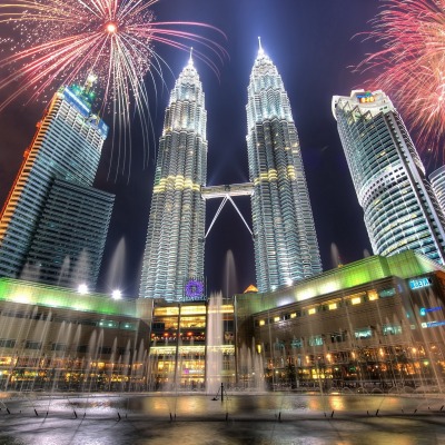 малайзия небоскребы салют фонтаны ночь