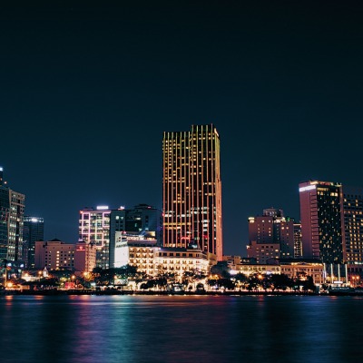 город ночь река небоскребы здания свет