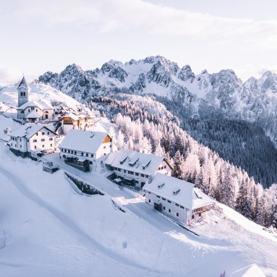 зима горы деревня дома снег