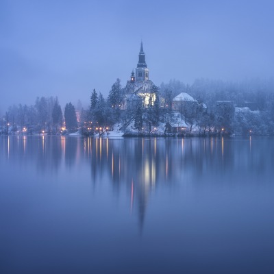 замок озеро туман зима